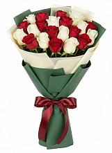 Букет Микс из красных и белых роз в Емве