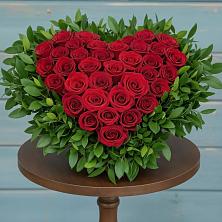 Композиция Сердце в любви в Емве Цветочная композиция из Розы в виде сердца в Емве