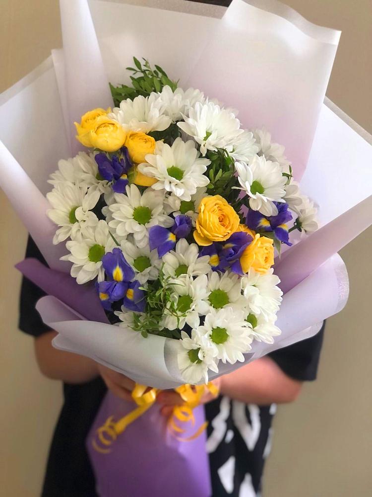 Букет цветов из: Ирисы, Хризантемы и Розы в Емве