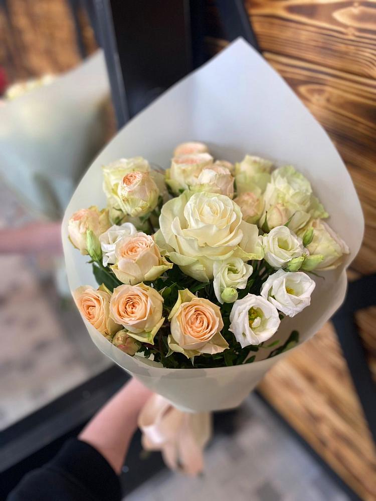 Букет цветов из: Розы и Лизиантусы в Емве